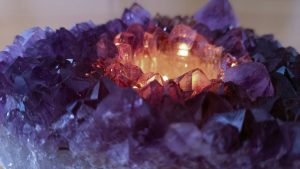 amethyst mit kerzenschein, spiritualität