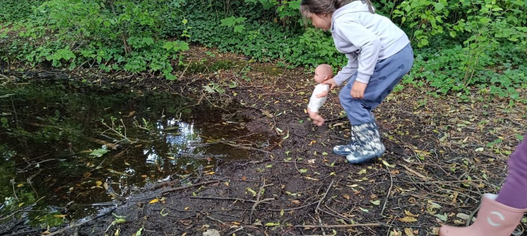 Puppenmamas am Bach - freie Kindheit